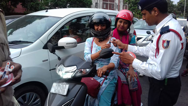 गुजरात सरकार ने दी दोपहिया चालकों को छूट, अब शहरी इलाकों में हेलमेट लगाना नहीं होगा अनिवार्य