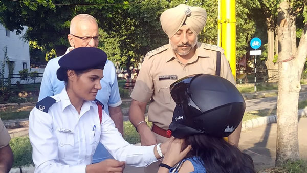 गुजरात सरकार ने दी दोपहिया चालकों को छूट, अब शहरी इलाकों में हेलमेट लगाना नहीं होगा अनिवार्य