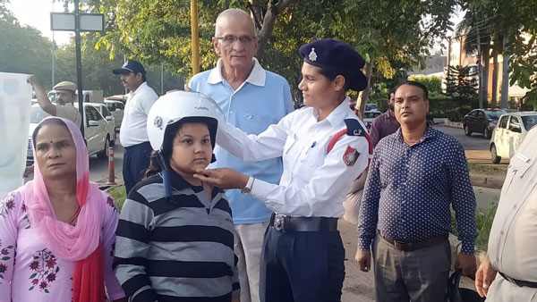 गुजरात सरकार ने दी दोपहिया चालकों को छूट, अब शहरी इलाकों में हेलमेट लगाना नहीं होगा अनिवार्य