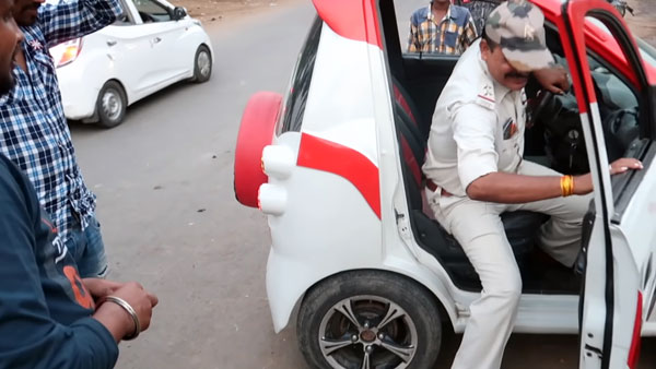 ये है दुनिया की सबसे छोटी सैंट्रो कार, पुलिस वालों ने भी की इस मॉडिफाइड कार की तारीफ