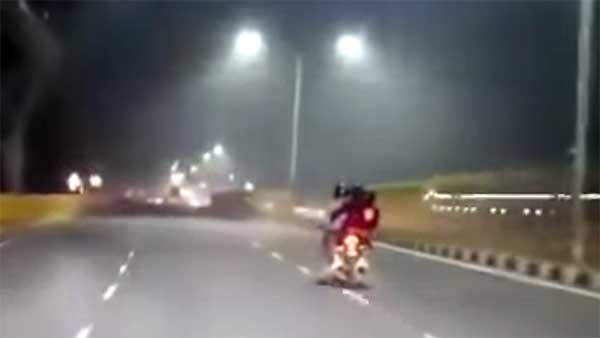 नशे में धुत बाइक सवार हुए हादसे का शिकार, देखें वाइरल वीडियो