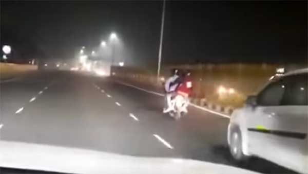 नशे में धुत बाइक सवार हुए हादसे का शिकार, देखें वाइरल वीडियो