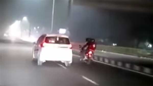 नशे में धुत बाइक सवार हुए हादसे का शिकार, देखें वाइरल वीडियो