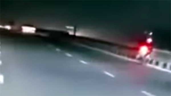 नशे में धुत बाइक सवार हुए हादसे का शिकार, देखें वाइरल वीडियो
