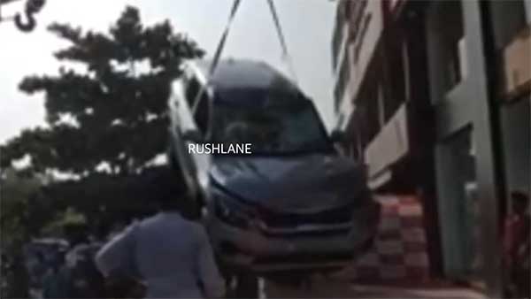 मुंबई में शोरूम से बहार आ गिरी किया सेल्टोस एसयूवी, एयरबैग ने बचाई ड्राइवर की जान