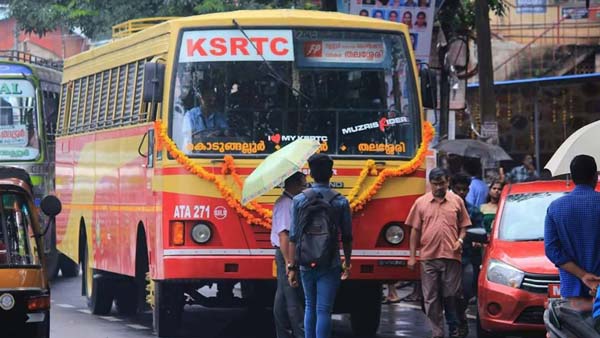 बच्चे से लगवाया चलती बस में गियर, आरटीओ ने जब्त किया लाइसेंस