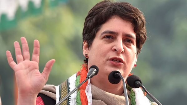 बिना हेलमेट पहने पार्टी कार्यकर्ता संग प्रियंका गांधी कर रहीं थी सफर, कटा 6100 रुपये का चालान