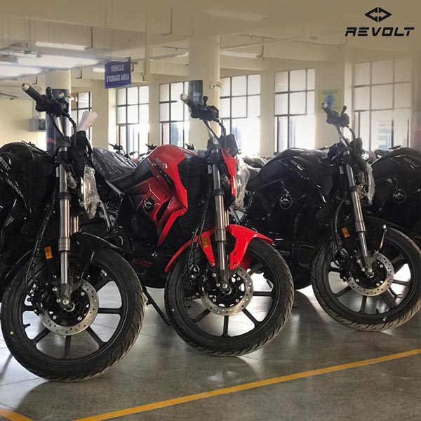 रिवोल्ट आरवी400 इलेक्ट्रिक पुणे डिलीवरी शुरू देखें तस्वीरें