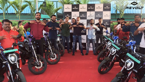 रिवोल्ट आरवी400 इलेक्ट्रिक पुणे डिलीवरी शुरू देखें तस्वीरें