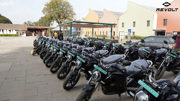 रिवोल्ट आरवी400 इलेक्ट्रिक पुणे डिलीवरी शुरू देखें तस्वीरें