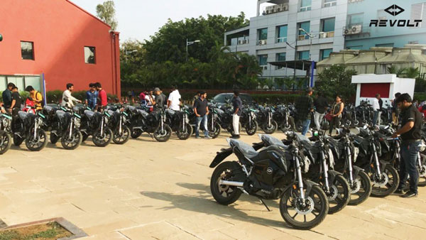 रिवोल्ट आरवी400 इलेक्ट्रिक पुणे डिलीवरी शुरू देखें तस्वीरें