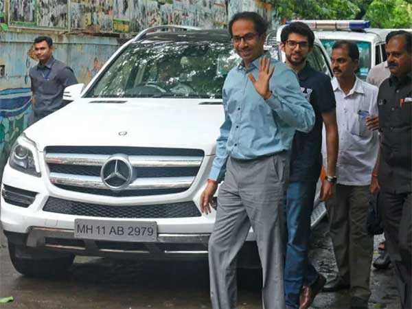ठाकरे परिवार के पास हैं ये लग्जरी गाड़ियां, देखें तस्वीरें