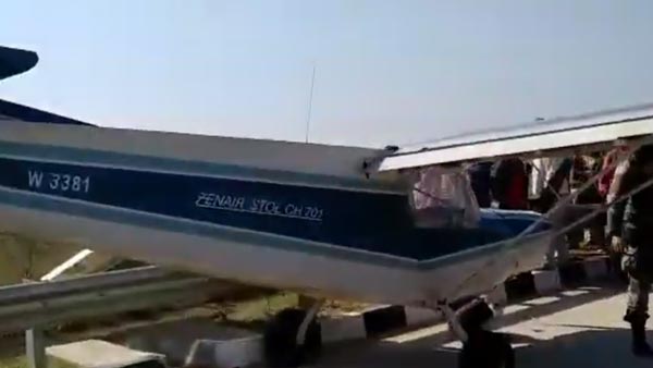 एनसीसी ट्रेनिंग एयरक्राफ्ट ने की एक्सप्रेसवे पर एमरजेंसी लैंडिंग देखें तस्वीरें