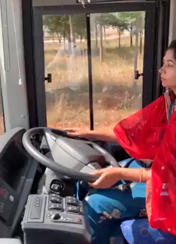 बेंगलुरु: महिला आईएएस अधिकारी ने दौड़ाई वॉल्वो बस, देखें वायरल वीडियो
