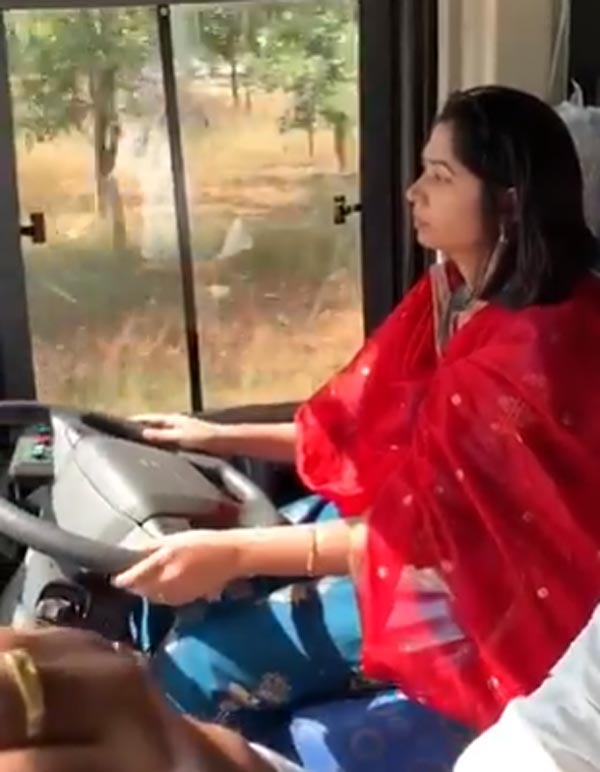 बेंगलुरु: महिला आईएएस अधिकारी ने दौड़ाई वॉल्वो बस, देखें वायरल वीडियो