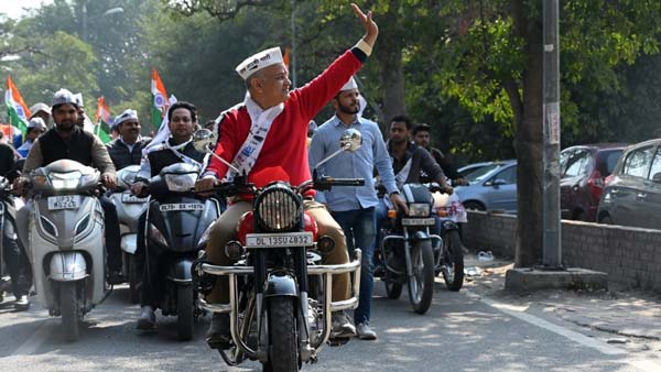 मनीष सिसोदिया का कटा चालान, बिना हेलमेट चला रहे थे बाइक