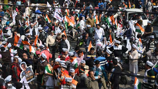 मनीष सिसोदिया का कटा चालान, बिना हेलमेट चला रहे थे बाइक