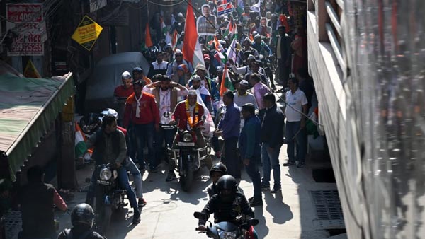 मनीष सिसोदिया का कटा चालान, बिना हेलमेट चला रहे थे बाइक
