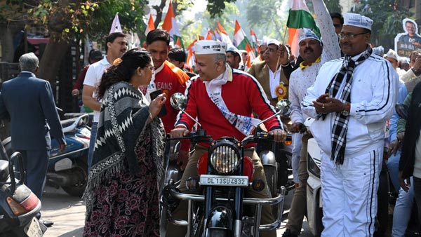 मनीष सिसोदिया का कटा चालान, बिना हेलमेट चला रहे थे बाइक