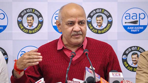 मनीष सिसोदिया का कटा चालान, बिना हेलमेट चला रहे थे बाइक