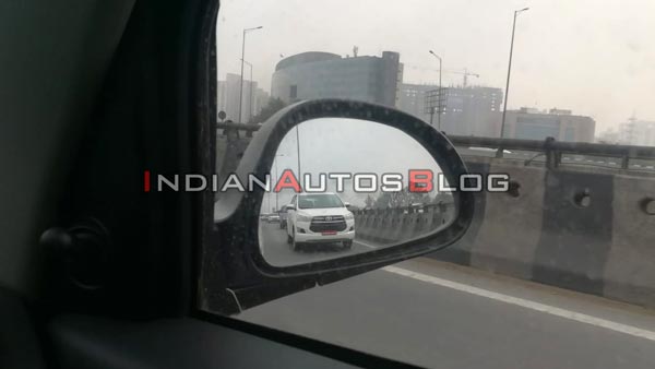 टोयोटा इनोवा क्रिस्टा सीएनजी टेस्टिंग के दौरान आई नजर, देखें तस्वीरें