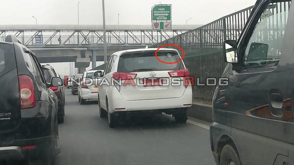 टोयोटा इनोवा क्रिस्टा सीएनजी टेस्टिंग के दौरान आई नजर, देखें तस्वीरें