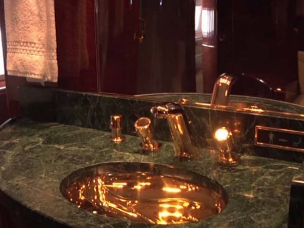 डोनाल्ड ट्रंप के इस प्राइवेट प्लेन में लगा है 24 कैरेट सोना, जानिए और क्या है खास