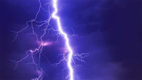 क्या होता है जब हवाई जहाज पर गिरती है बिजली, जानिए यहां