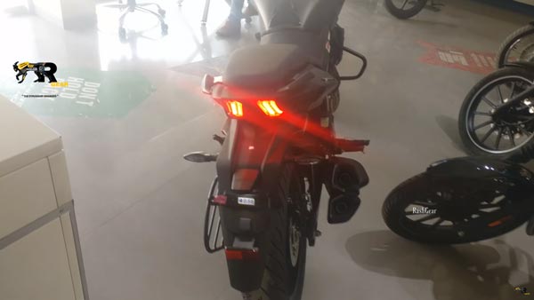 बजाज डोमिनार 400 बीएस6 डीलरशिप पर पहुंची, जल्द हो सकती है लॉन्च