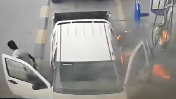पेट्रोल भरवाते हुए कभी न खोले कार का दरवाजा, वरना हो सकता है ऐसा