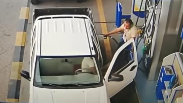 पेट्रोल भरवाते हुए कभी न खोले कार का दरवाजा, वरना हो सकता है ऐसा