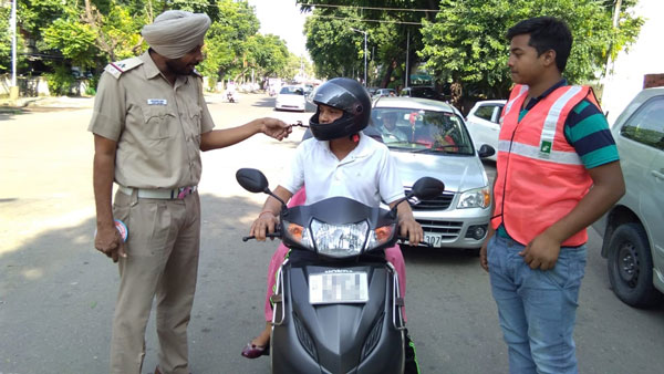बाम्बे हाईकोर्ट के निर्देश, दो हेलमेट दिए जाएं वर्ना वाहनों का रजिस्ट्रेशन करेंगे बंद