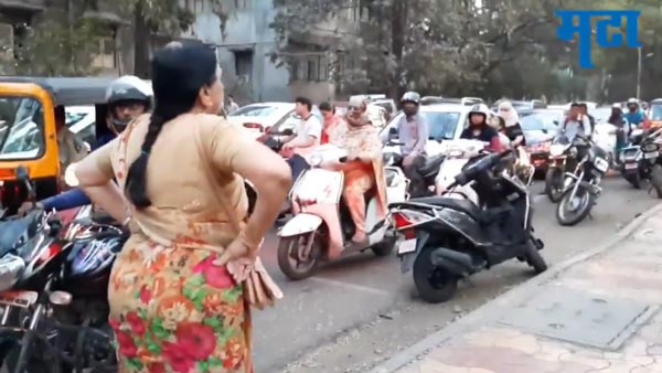 बुजुर्ग महिला ने उठाया साहसी कदम, फुटपाथ पर चल रहे बाइकर्स को रोका, देखें वायरल वीडियो