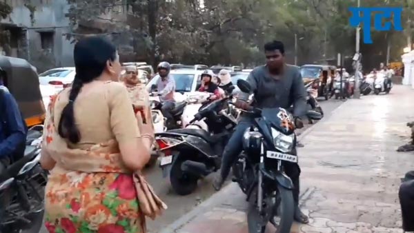 बुजुर्ग महिला ने उठाया साहसी कदम, फुटपाथ पर चल रहे बाइकर्स को रोका, देखें वायरल वीडियो