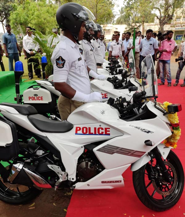 अब विजयवाड़ा पुलिस करेगी सुजुकी बाइक से शहर की निगरानी, कंपनी ने भेंट की पांच जिक्सर एसएफ 250
