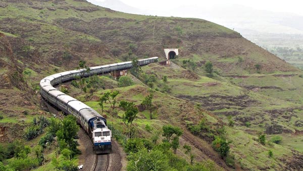 ट्रेन का डीजल इंजन अधिकतम कितनी बोगी खींच सकता है