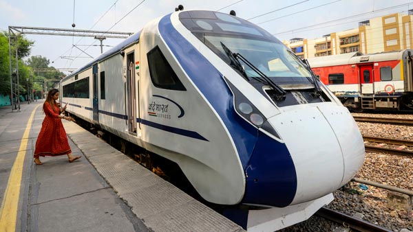 ट्रेन के इंजन में कितने सिलेंडर होते हैं और कितने सीसी का होता है?