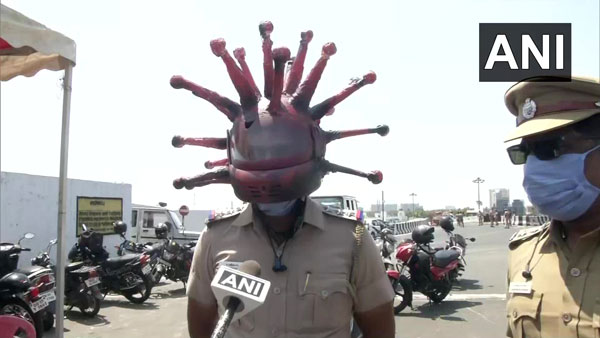 कोरोना हेलमेट पुलिस लोगों कर रही जागरूक जानकारी