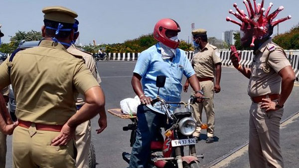 कोरोना हेलमेट पुलिस लोगों कर रही जागरूक जानकारी