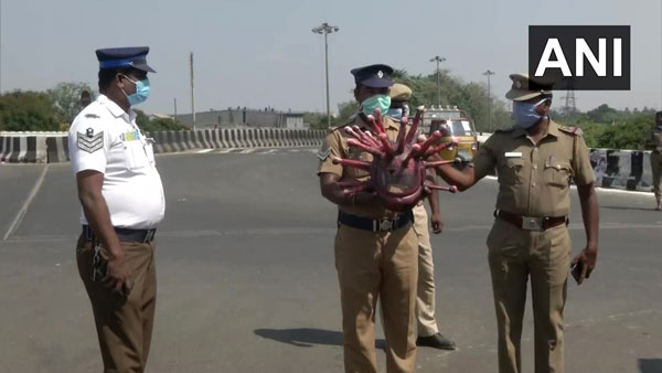 कोरोना हेलमेट पुलिस लोगों कर रही जागरूक जानकारी