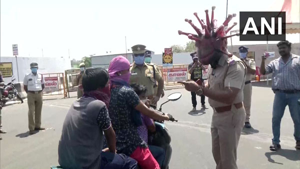 कोरोना हेलमेट पुलिस लोगों कर रही जागरूक जानकारी