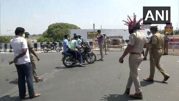 कोरोना हेलमेट पुलिस लोगों कर रही जागरूक जानकारी