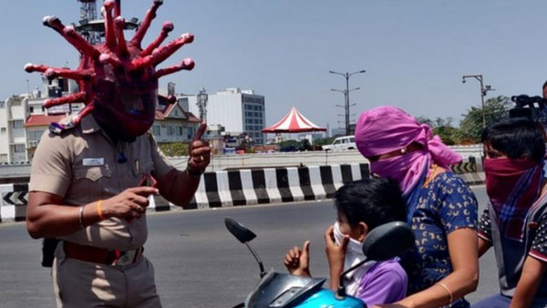 कोरोना हेलमेट पुलिस लोगों कर रही जागरूक जानकारी