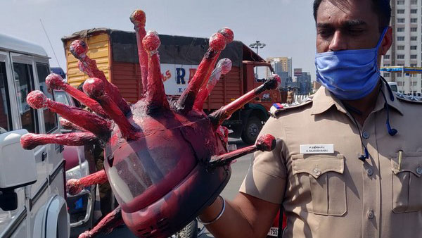 कोरोना हेलमेट पुलिस लोगों कर रही जागरूक जानकारी