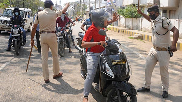 कोरोना वायरस लॉकडाउन नॉएडा पुलिस 1700 वाहन चालान जानकारी