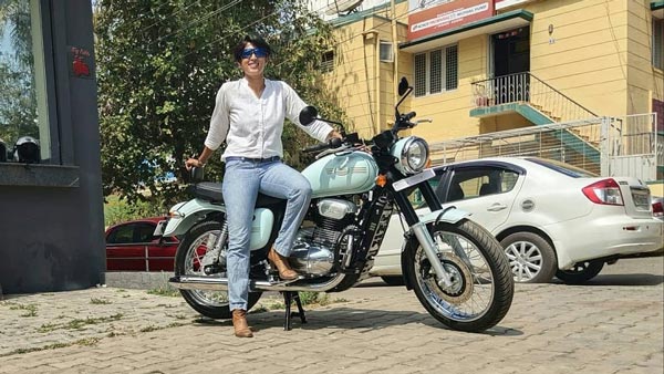 जावा 42 की डिलीवरी पाकर यह लड़की हुई इतनी खुश कि किया कुछ ऐसा
