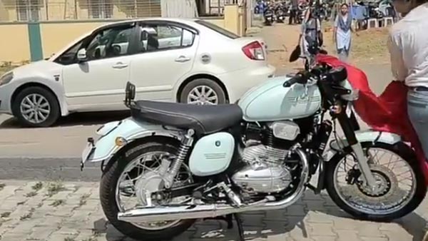 जावा 42 की डिलीवरी पाकर यह लड़की हुई इतनी खुश कि किया कुछ ऐसा