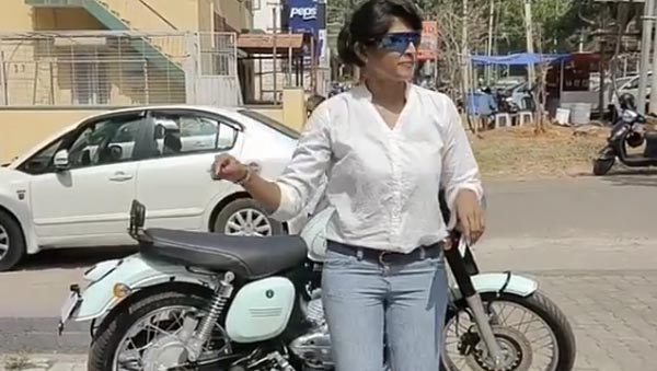 जावा 42 की डिलीवरी पाकर यह लड़की हुई इतनी खुश कि किया कुछ ऐसा