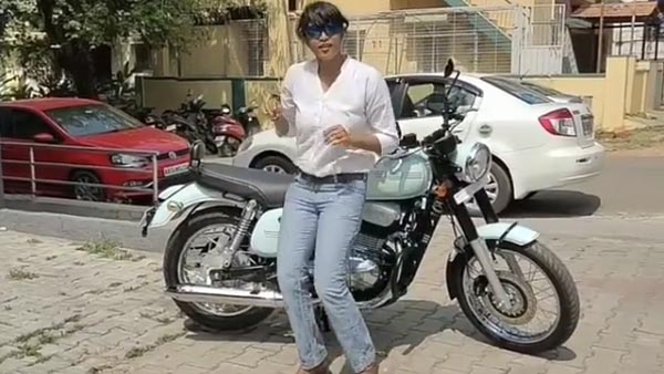 जावा 42 की डिलीवरी पाकर यह लड़की हुई इतनी खुश कि किया कुछ ऐसा