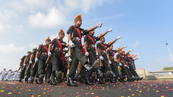 कोरोनावायरस महामारी: इंडियन आर्मी ने मरीजों के लिए बस को किया मॉडिफाई